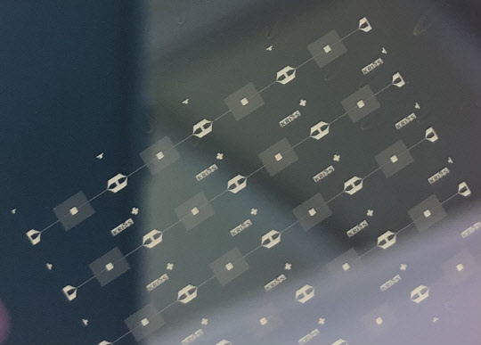 표준연이 개발한 니오븀 기반의 '초전도 나노소자'로, 다양한 양자 시스템 간 양자정보를 자유롭게 전송하는 양자 인터넷 구현에 활용될 것으로 기대된다.  표준연 제공